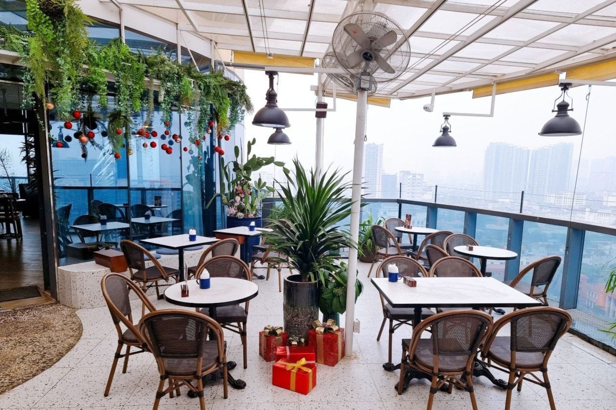 Thiết kế quán cafe sân thượng Trill Rooftop Hoàng Quốc Việt